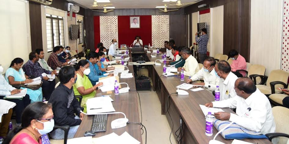 రాజకీయ పార్టీల సమావేశంలో మాట్లాడుతున్న జిల్లా కలెక్టర్‌