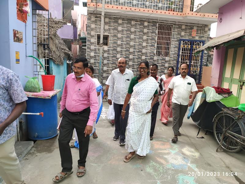 పారిశుద్ధ్య పనులు పరిశీలిస్తున్న నగర మేయర్‌