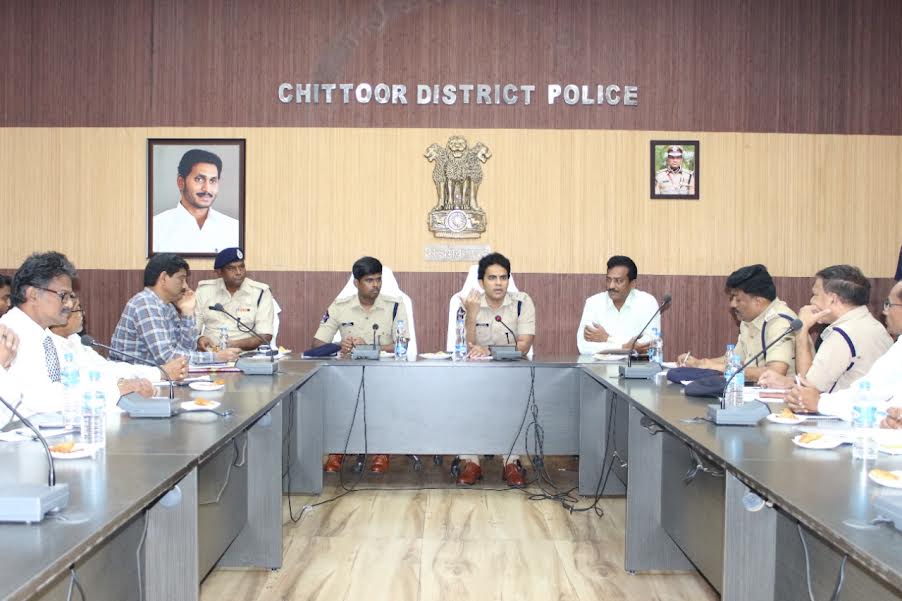 పరీక్షలపై అధికారుల సమావేశంలో మాట్లాడుతున్న జిల్లా ఎస్పీ