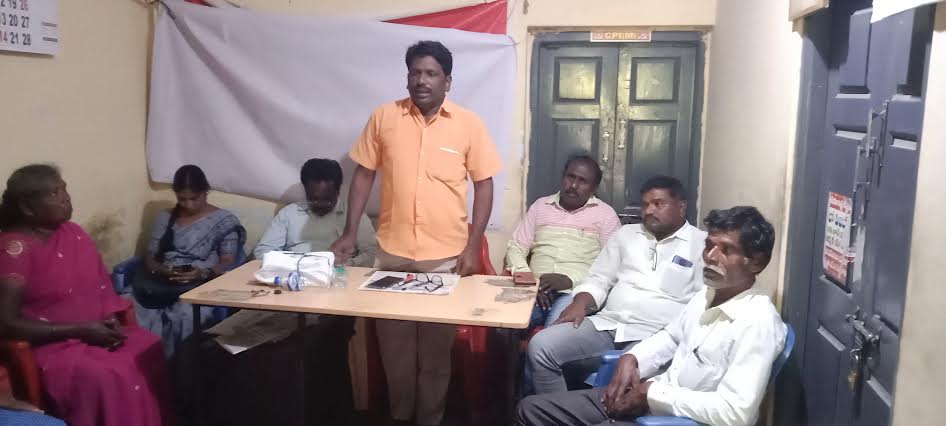 సమావేశంలో మాట్లాడుతున్న వ్యకాసం జిల్లా కార్యదర్శి ఓబుల్‌ రాజు