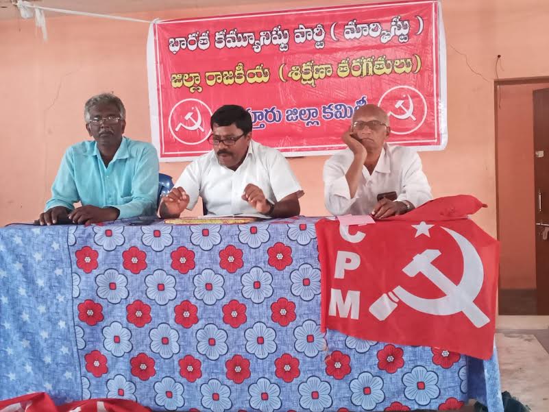 శిక్షణా తరగతుల్లో మాట్లాడుతున్న రాష్ట్ర నాయకులు దడాల సుబ్బారావు, జిల్లా కార్యాదర్శి వాడ గంగరాజు