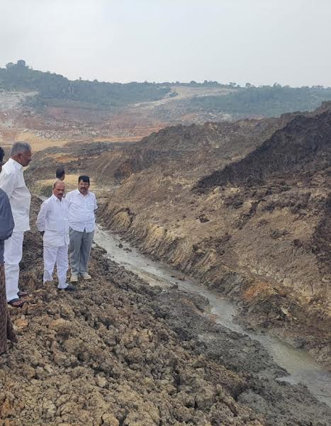 రిజర్వాయర్‌ నిర్మాణ పనులను పరిశీలిస్తున్న మంత్రి పెద్దిరెడ్డి