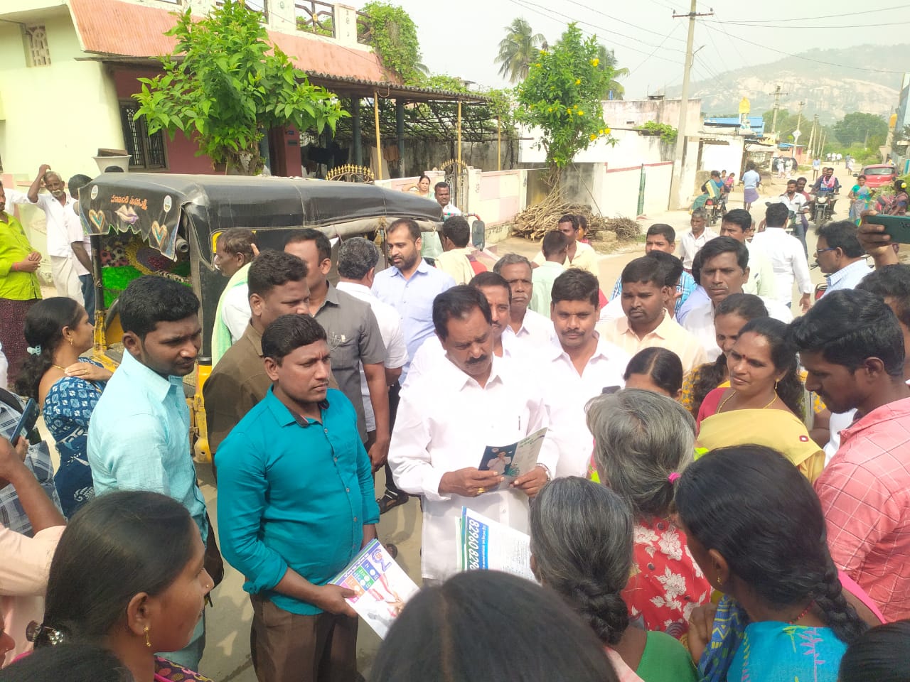 గ్రామాల్లో పర్యటిస్తూ ప్రజలతో మాట్లాడుతున్న డిప్యూటి సిఎం
