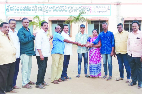 పూర్వ విద్యార్థుల ఔదార్యం