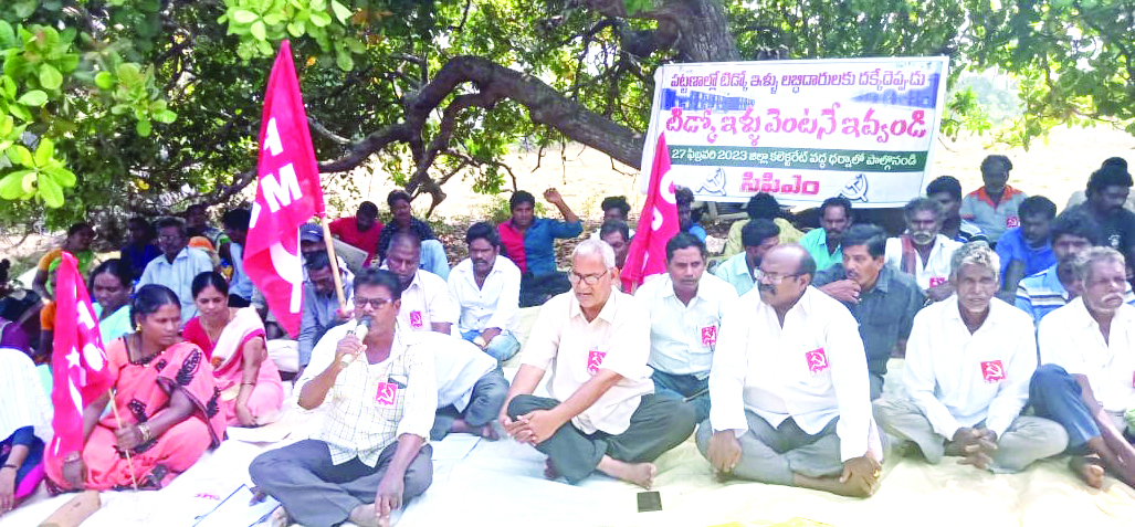 ఇళ్ల లబ్ధిదారుల సమస్యలు పరిష్కరించాలి