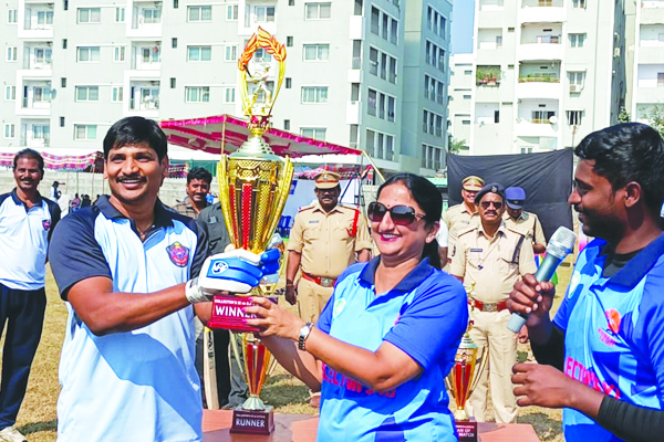 క్రికెట్‌ మ్యాచ్‌లో కలెక్టర్‌ జట్టు విజయం