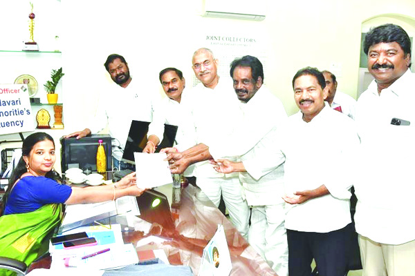 కుడిపూడి నామినేషన్‌ దాఖలు