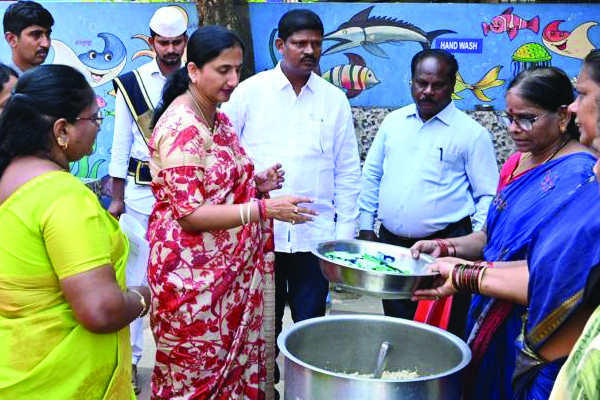 భవిత కేంద్రంలో కలెక్టర్‌ తనిఖీలు