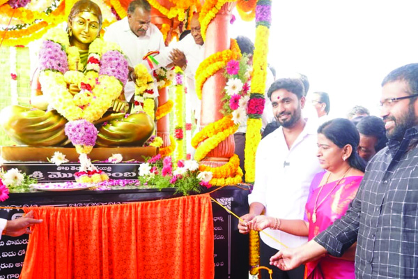 కవయిత్రి మొల్ల ఆదర్శనీయురాలు