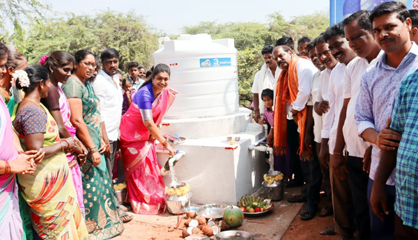 తాగునీటి బోరు పైప్‌ లైను పనులను ప్రారంభించిన రోజా