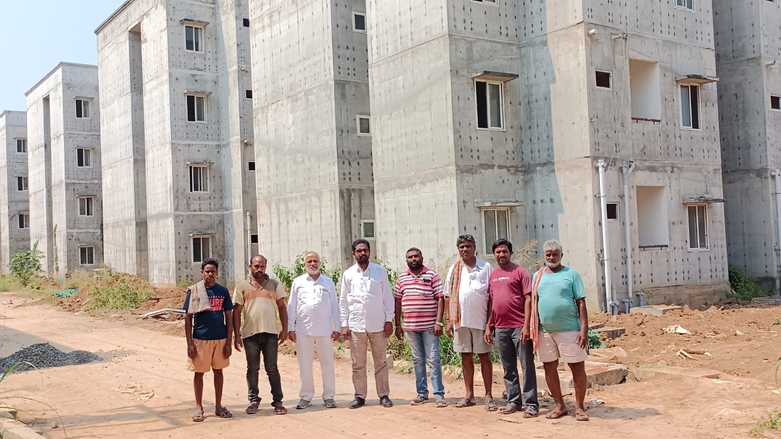 లబ్ధిదారులకు టిడ్కో ఇళ్లు ఇవ్వాలి