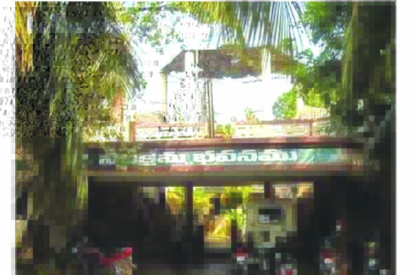 నిధులూ.. విధులూ లేవు..