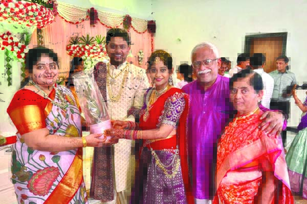 పెళ్లి వేడుకలో 'పచ్చని' కానుకల పంపిణీ