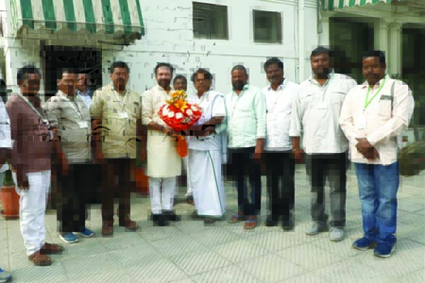 కేంద్ర మంత్రిని కలిసిన నర్సరీ ప్రతినిధులు