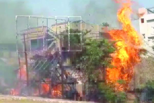 మూడు తాటాకు పాకలు దగ్ధం