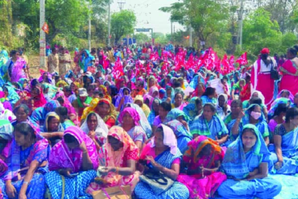 మండుటెండలో అంగన్‌వాడీల ధర్నా