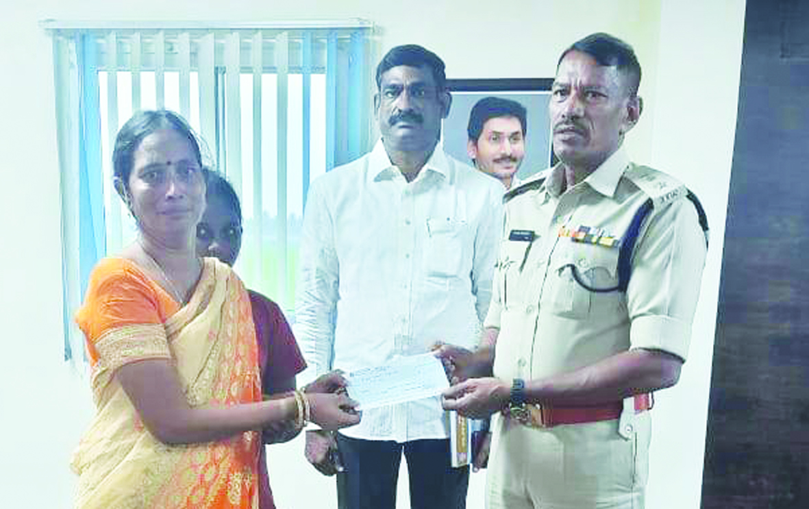 పోలీసు కుటుంబాలకు అండగా ఉంటాం : ఎస్‌పి రవిప్రకాష్‌