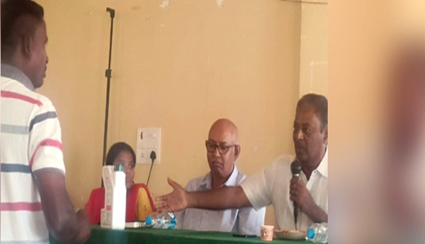 నిలిచిపోయిన విద్యుత్‌ సరఫరా.. ఆత్మహత్యే శరణ్యం అంటున్న రైతులు