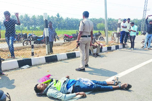 రోడ్డు ప్రమాదంలో యువకుడు మృతి