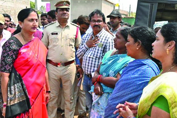 ఇళ్ల నిర్మాణాలకు చొరవ చూపాలి