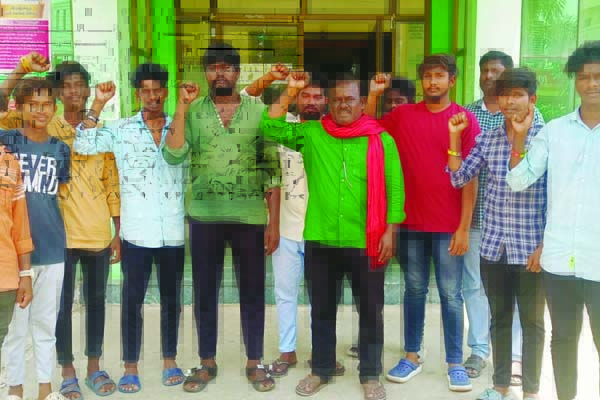 ప్రజాశక్తి - నిడదవోలు విద్యుత్‌ ట్రూ అప్‌ ఛార్జీల భారం వెంటనే ఉపసంహరించుకోవాలంటూ సిపిఎం ఆధ్వర్యంలో నిడదవోలు విద్యుత్‌ సబ్‌ స్టేషన్‌ వద్ద శుక్రవారం ధర్నా నిర్వహించారు. ఈ సందర్భంగా సిపిఎం నాయకులు జువ్వల రాంబాబు మాట్లాడారు. రాష్ట్ర ప్రభుత్వం విద్యుత్‌ ఛార్జీలను పెంచలేదని ఒక వైపున నోటిఫికేషన్‌ జారీ చేస్తూ, మరో వైపు సర్దుబాటు ఛార్జీల పేరుతో దొడ్డి దారిన భారాలు వేయడం దారుణమన్నారు. 