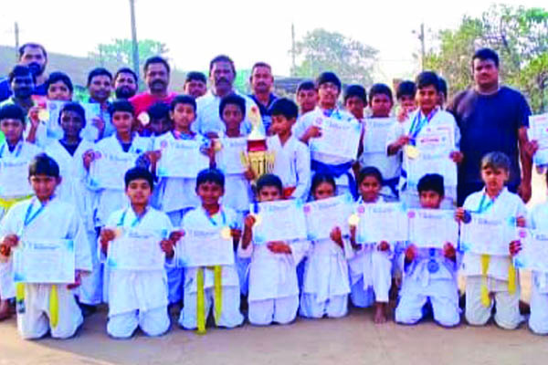 కరాటేలో కడియం విద్యార్థులకు పతకాలు