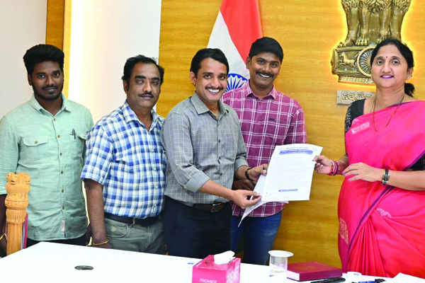 కలెక్టర్‌కు సమ్మెనోటీసు అందజేత