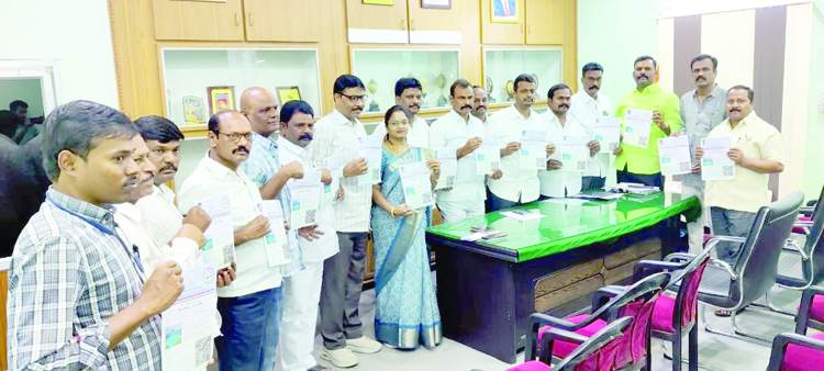   పోస్టర్లను విడుదల చేస్తున్న మేయర్‌ మహమ్మద్‌ వసీం, నాయకులు