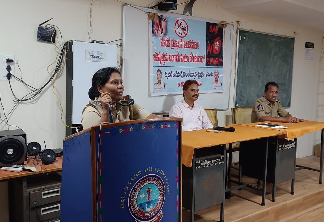 మాదక ద్రవ్యాలకు దూరంగా ఉండాలి