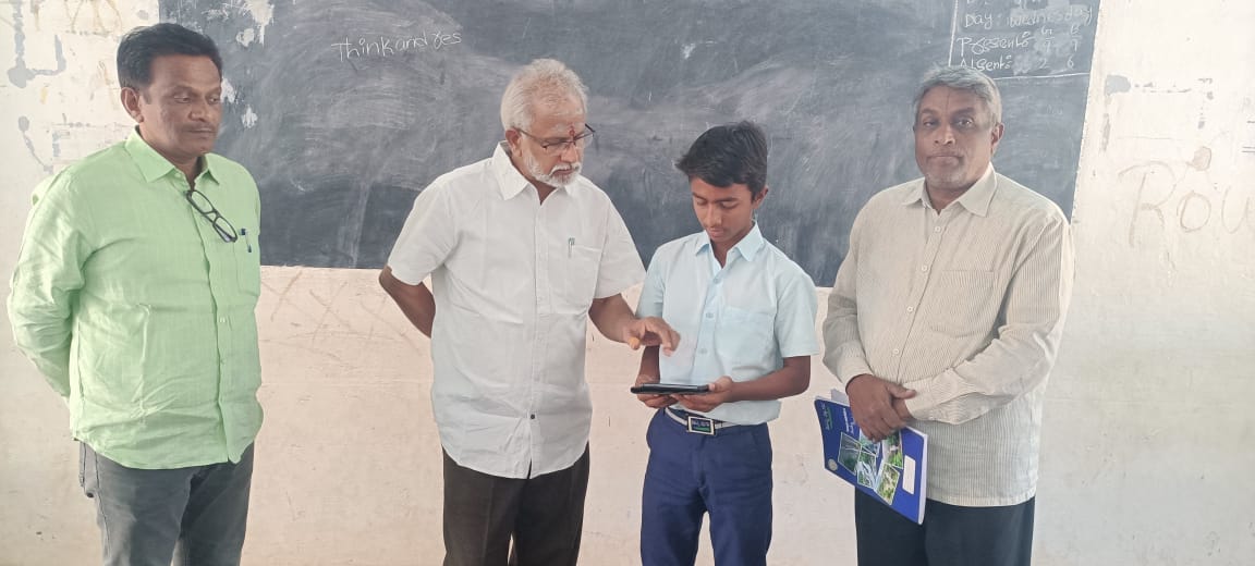 అనంత సంకల్పం కార్యక్రమంలో ప్రభుత్వ పాఠశాల విద్యార్థి ప్రతిభ తెలుసుకుంటున్న డిఇఒ