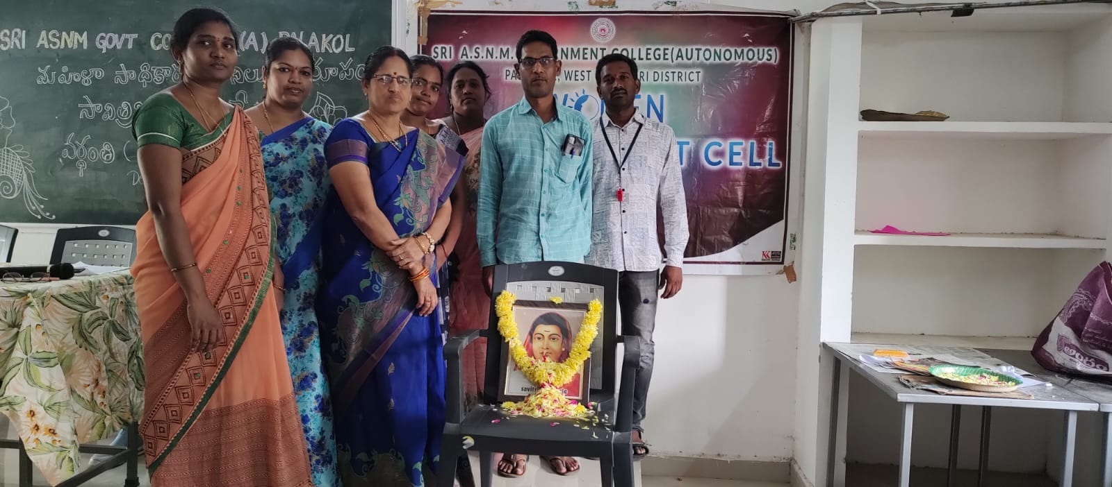 సావిత్రిబాయి పూలేను ఆదర్శంగా తీసుకోవాలి