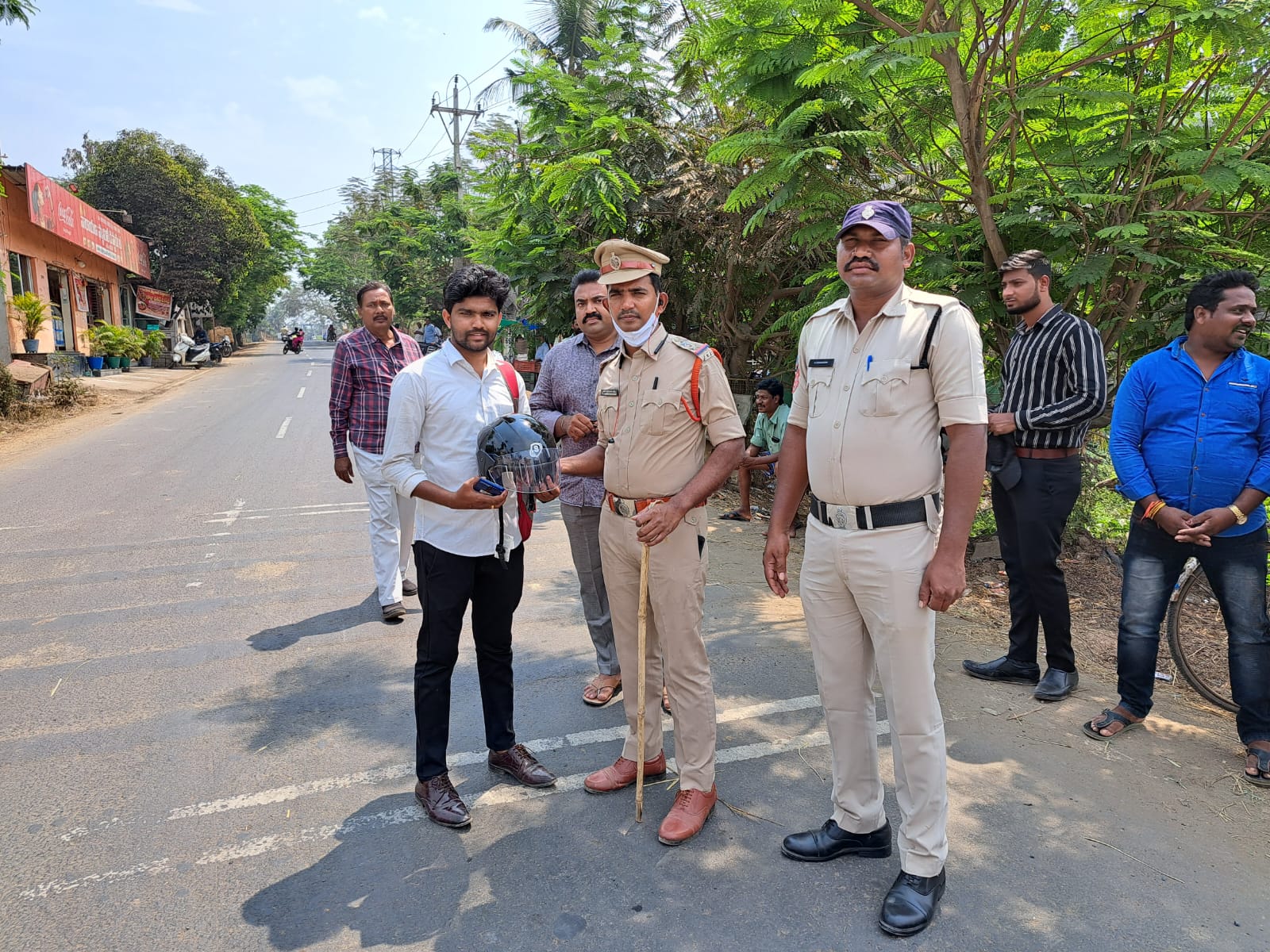 వాహనదారులు హెల్మెట్‌ ధరించాలి : ఎస్‌ఐ
