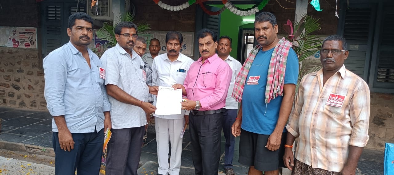 హమాలీల సమస్యలు పరిష్కరించాలని ధర్నా