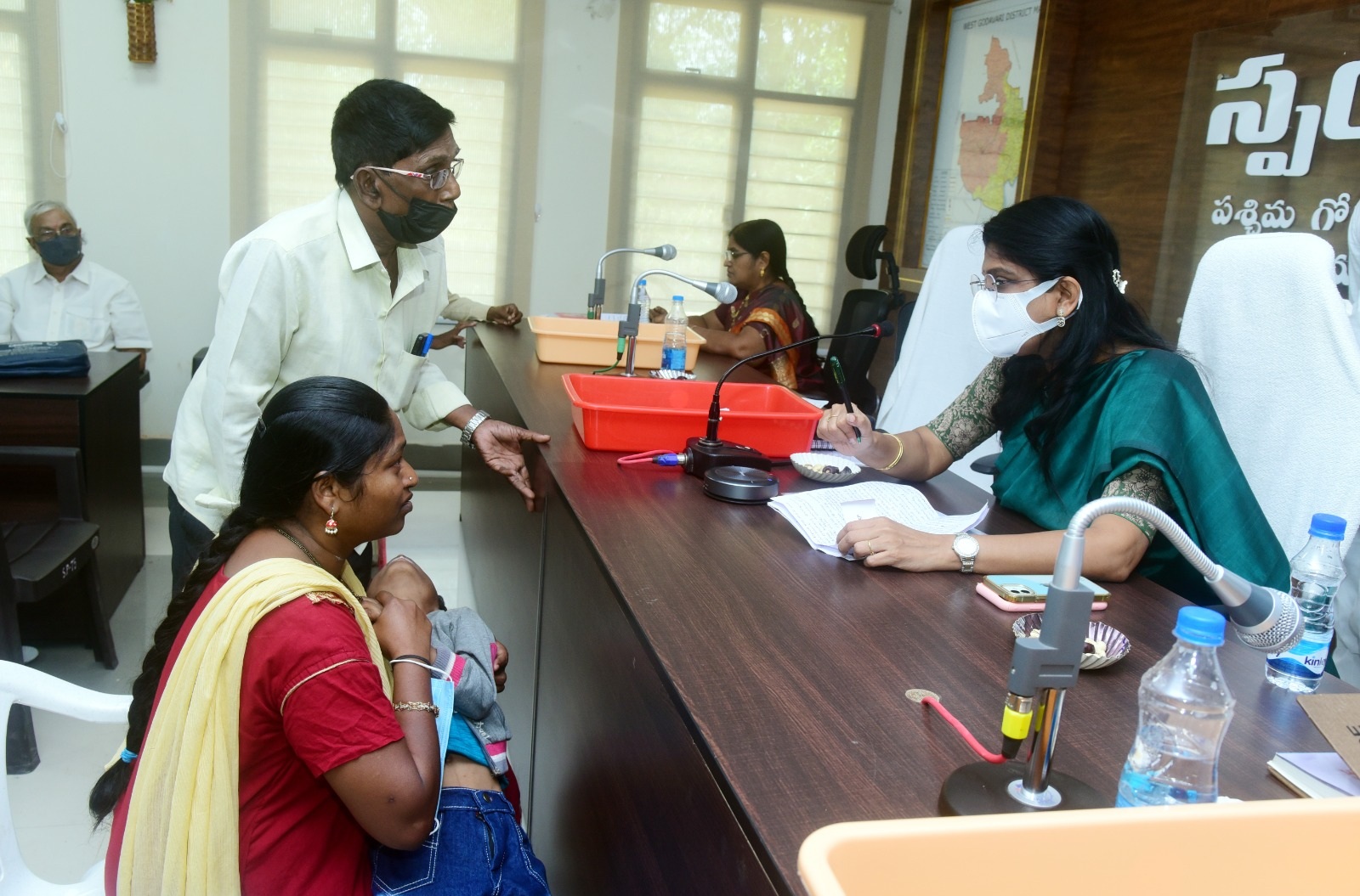 నిర్ణీత సమయంలో సమస్యలు పరిష్కరించాలి