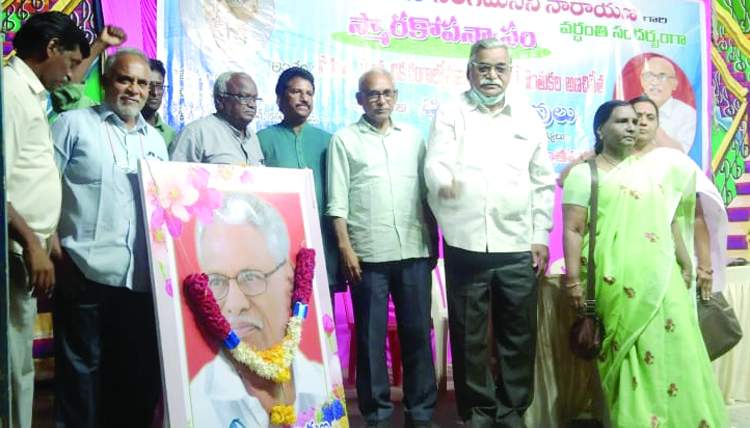 సింగమనేని నారాయణ చిత్రపటానికి పూలమాల వేసి నివాళులర్పిస్తున్న సిపిఎం నాయకులు,