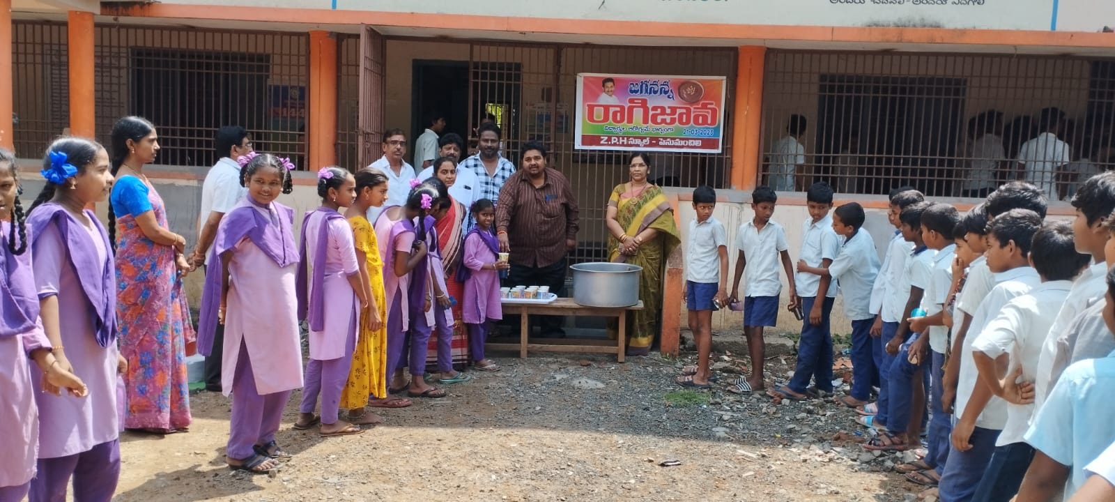 విద్యార్థులకు రాగిజావ పంపిణీ