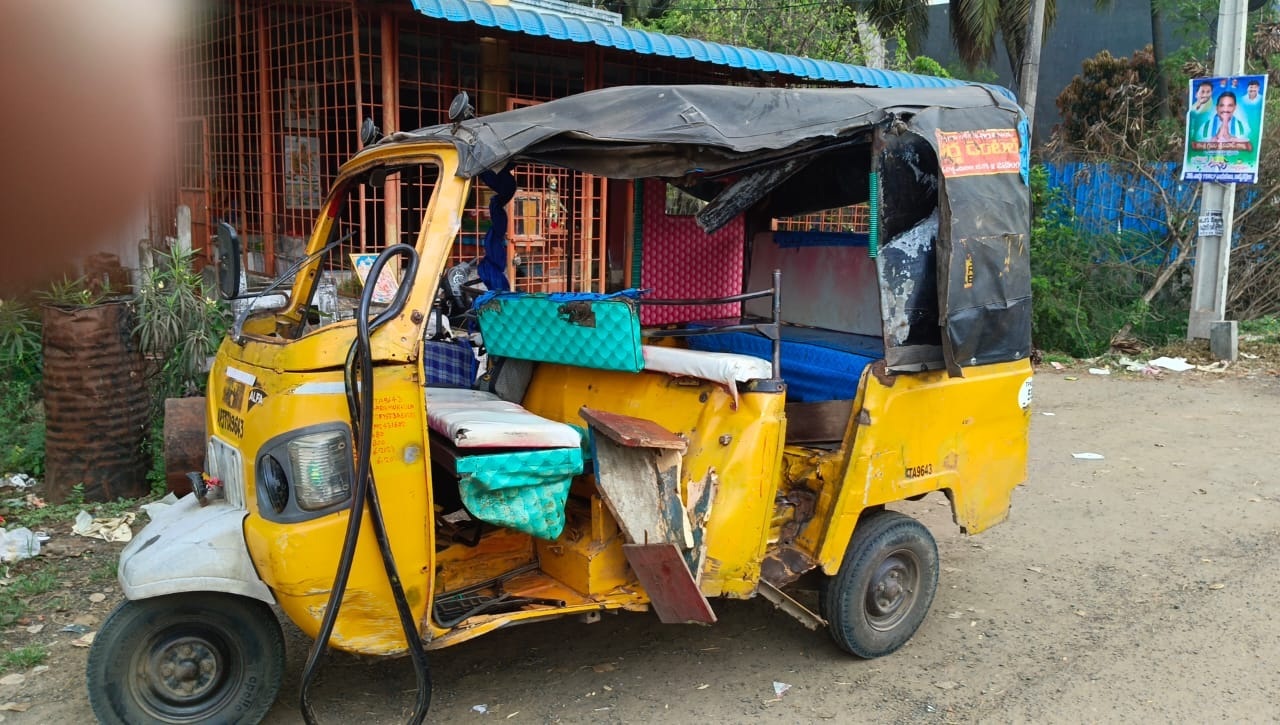 డివైడర్‌ను ఢకొీన్న విద్యార్థుల ఆటో