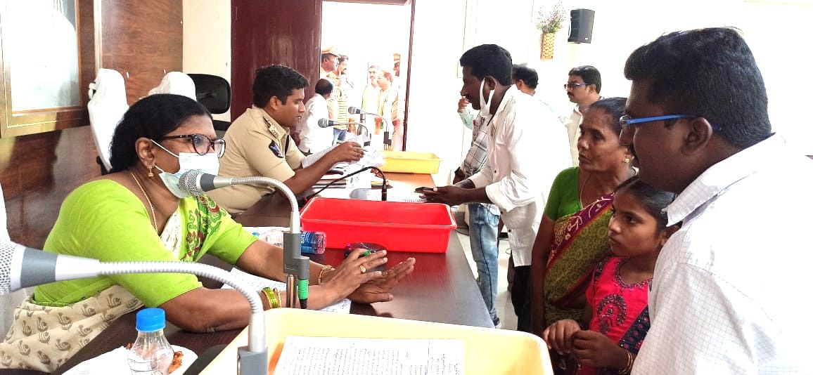 బాధ్యతతో అర్జీలను పరిష్కరించాలి : డిఆర్‌ఒ