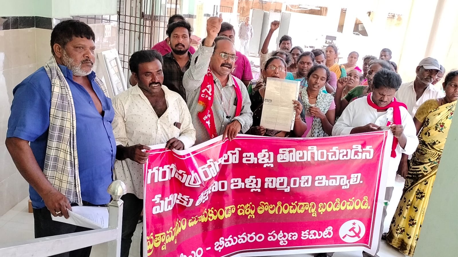 పేదలకు ఇళ్లు నిర్మించి ఇవ్వాలి