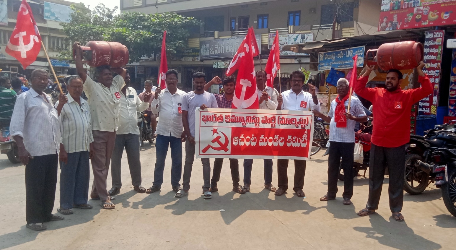 గ్యాస్‌ ధర పెంపునకు వ్యతిరేకంగా నిరసన