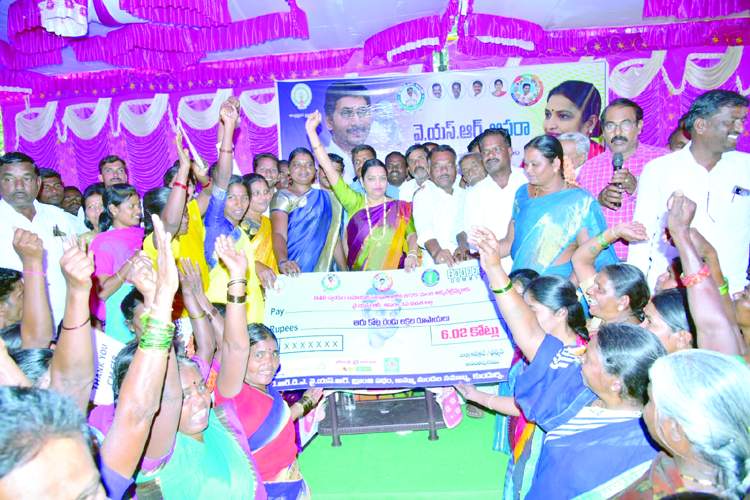 కుందుర్పిలో మెగాచెక్కు పంపిణీ చేస్తున్న మంత్రి ఉషశ్రీ చరణ్‌