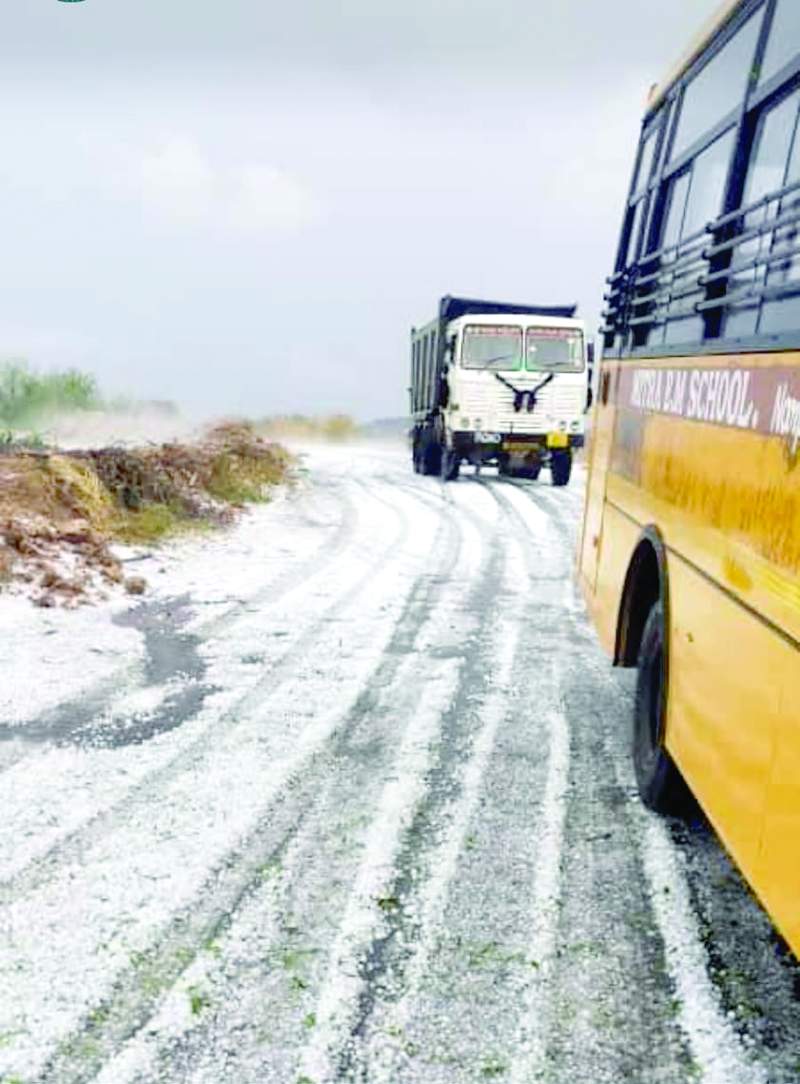 శింగనమల మండలం నాయనపల్లి క్రాస్‌ వద్ద అనంతపురం-తాడిపత్రి జాతీయ రహదారిపై రోడ్డుపై పడిన వడగండ్లు