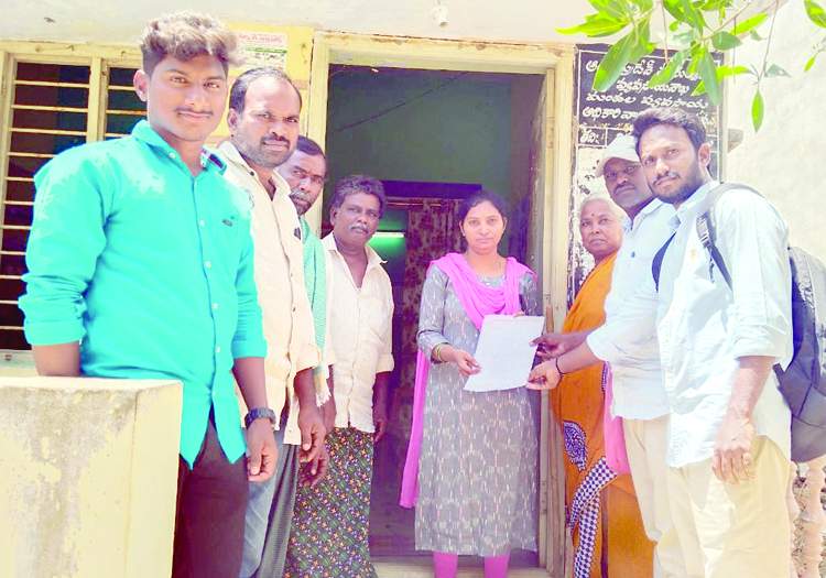  వ్యవసాయ శాఖ కార్యాలయంలో వినతిపత్రం సమర్పిస్తున్న రైతుసంఘం నాయకులు
