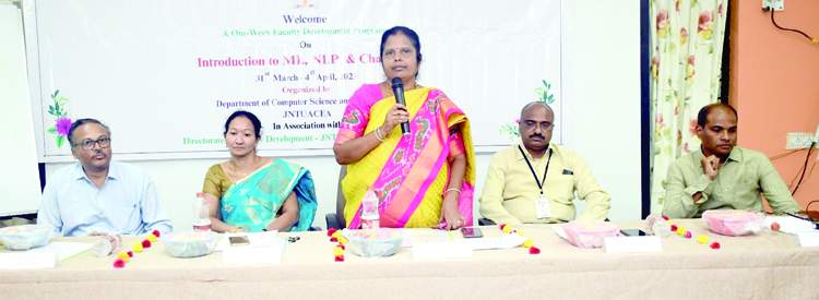   మాట్లాడుతున్న జెఎన్‌టియు ప్రిన్సిపాల్‌ పి.సుజాత