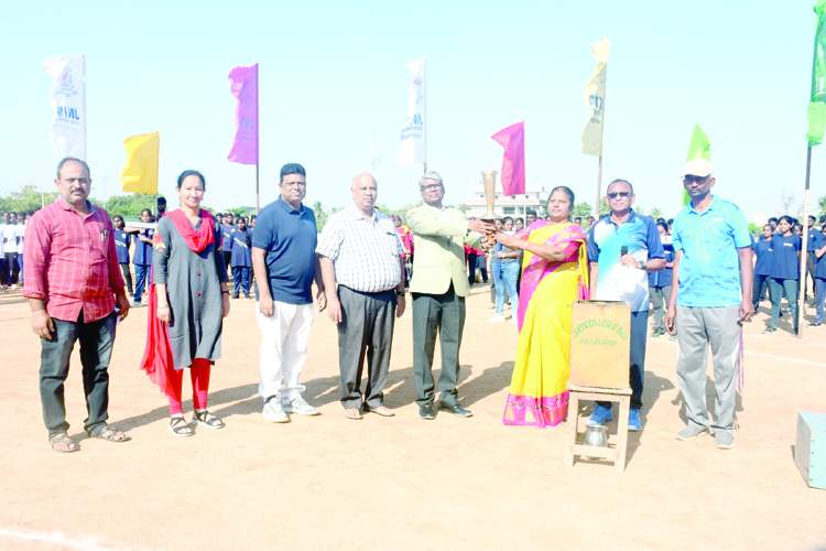    క్రీడా జ్యోతిని వెలిగిస్తున్న జెఎన్‌టియు విసి, అధికారులు