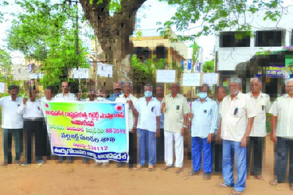 సమస్యలపై విశ్రాంత ఉద్యోగుల నిరసన