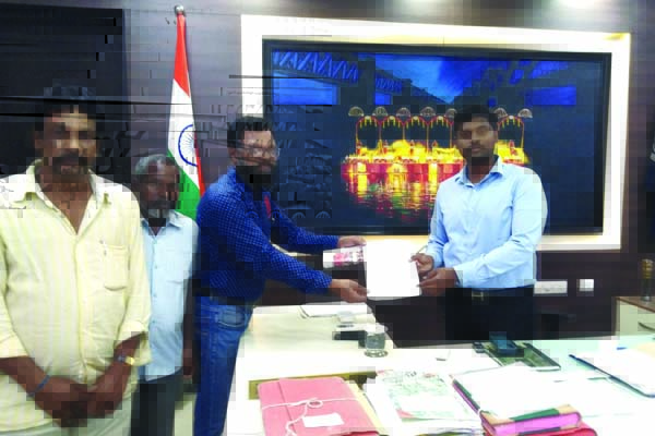 యూనిఫారం, సామగ్రి కోసం వినతి