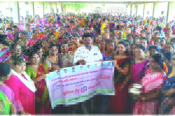 డ్వాక్రా మహిళలకు ప్రభుత్వం అండ