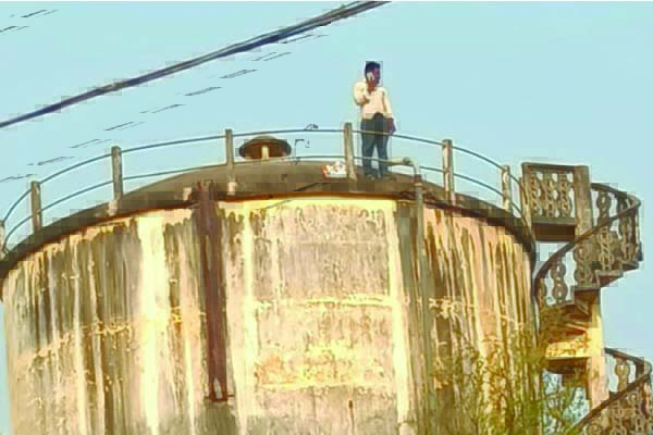 బిల్లుల కోసం ట్యాంక్‌ ఎక్కిన వ్యక్తి