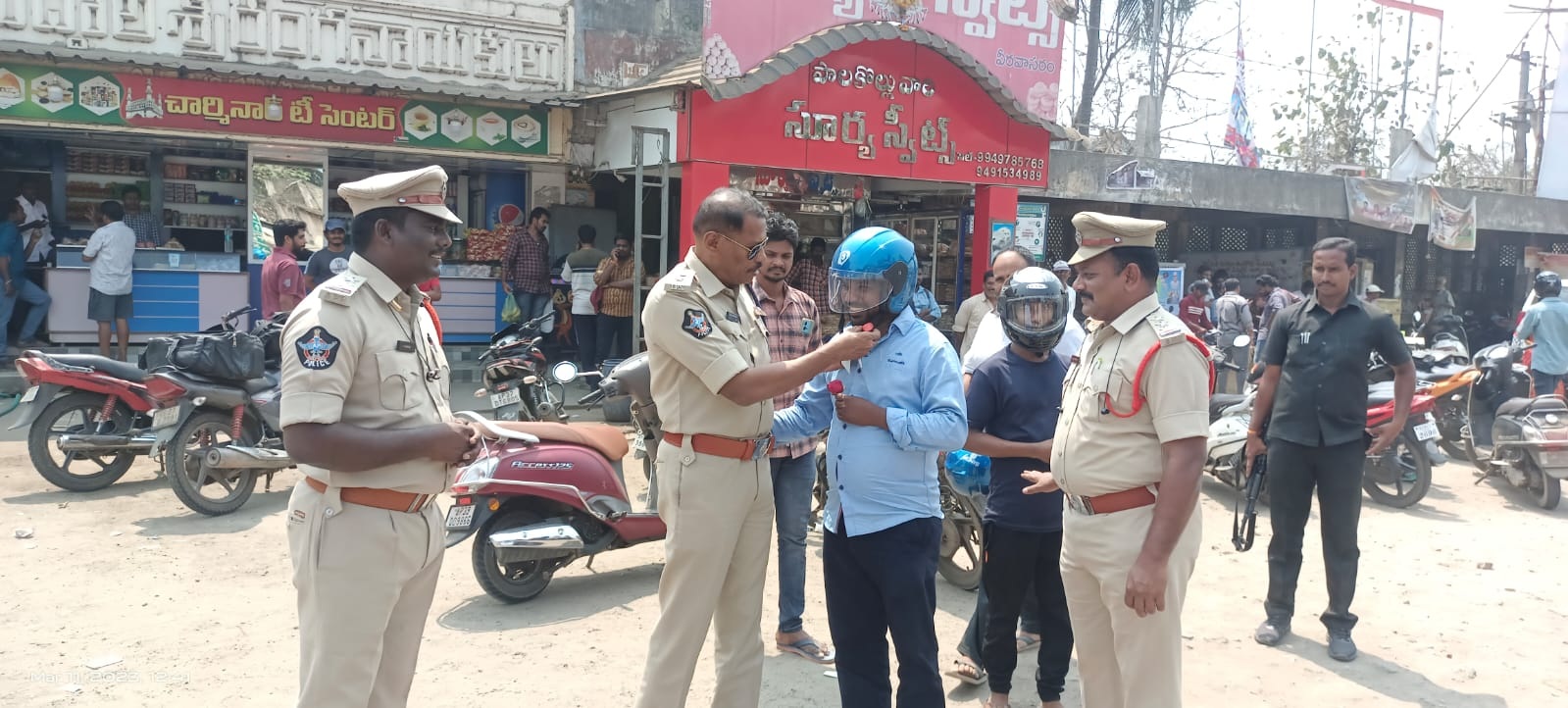 వాహనదారులు హెల్మెట్‌ ధరించాలి